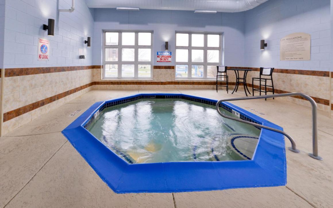 Holiday Inn Express Wixom By Ihg Eksteriør billede
